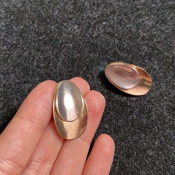 Set of gold and silver drop shape statement necklace and earrings - Picture 4 of 7